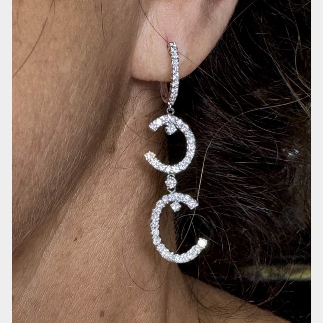 18K White Gold Diamond Earrings 2.25 Ct F-G VVS-VS 2 Inches: 18K White Gold Diamond Earrings 2.25 Ct F-G VVS-VS 2 Inches Elevate your elegance with these stunning 18K White Gold Diamond Earrings, featuring approximately 2.25 carats of exquisite diamonds. Crafte