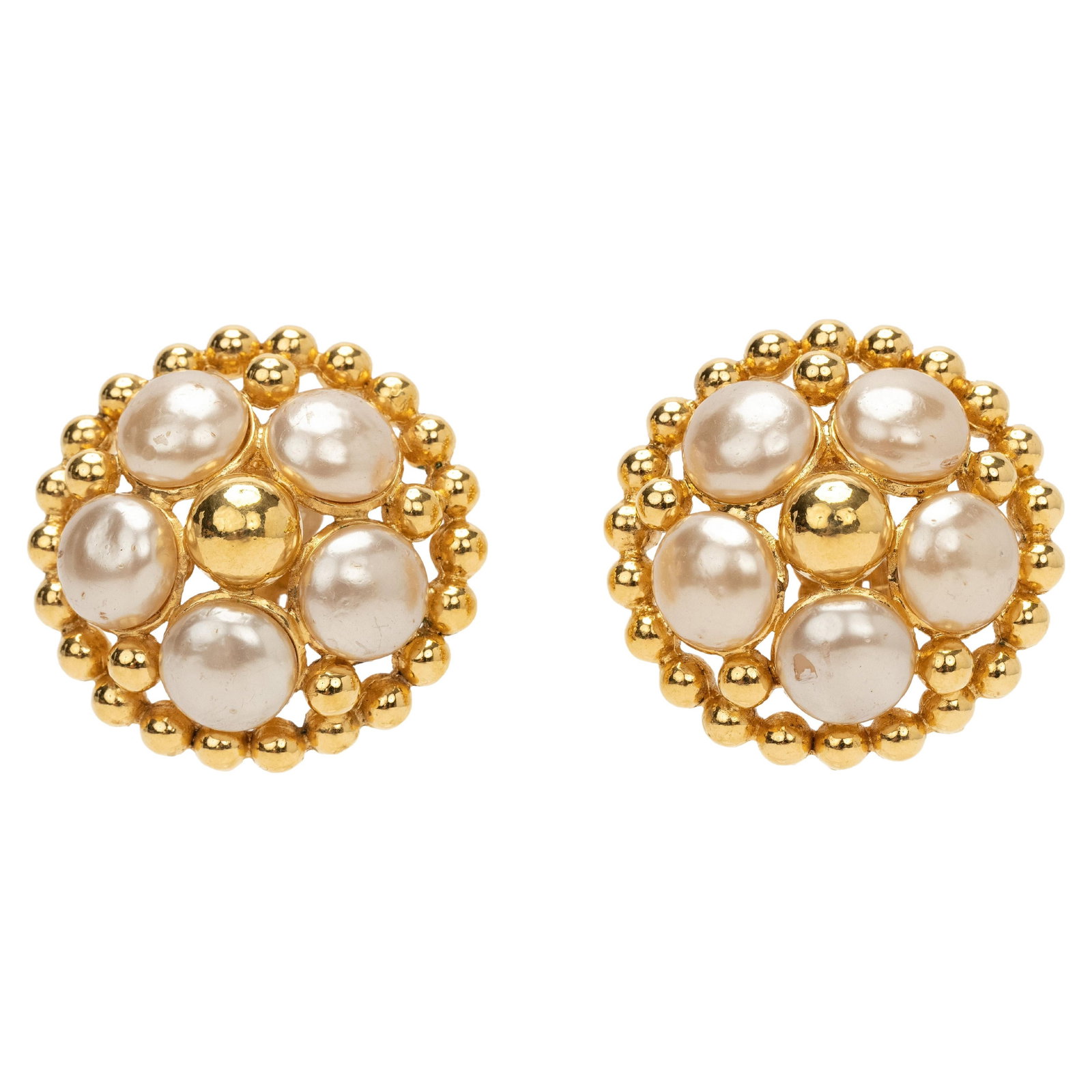 Chanel 80s Vintage Flower Pearl Earrings Collection 25 Italy: Chanel 80s Vintage Flower Pearl Earrings Collection 25 Italy These exquisite Chanel 80s Vintage Flower Pearl Earrings showcase a unique floral design, where the petals are elegantly represented by unc