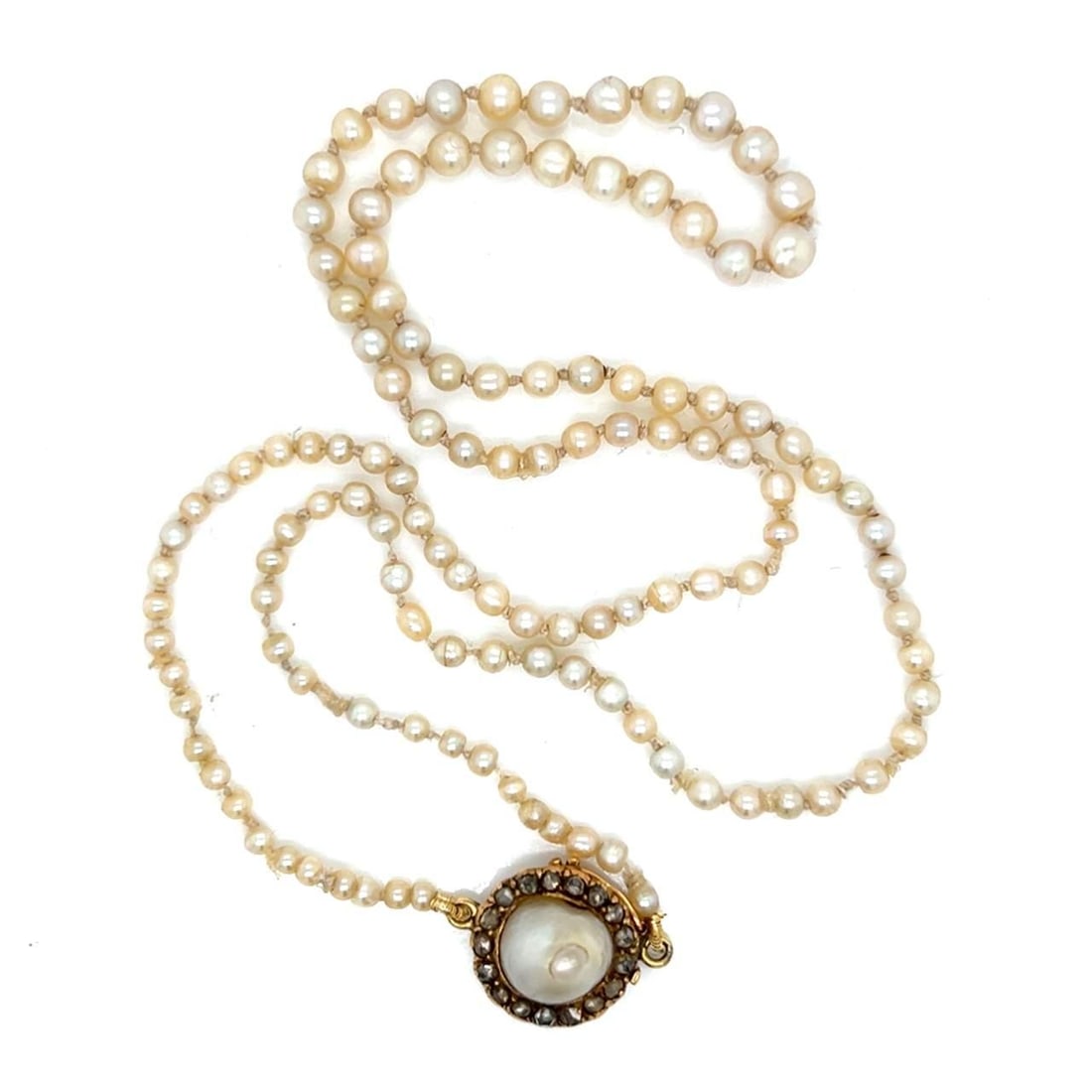 Victorian 18K Gold Pearl Necklace with 17 Rose-cut Diamonds: Victorian 18K Gold Pearl Necklace with 17 Rose-cut Diamonds This exquisite Victorian necklace features a stunning arrangement of graduated natural pearls, crafted in 18K gold. The necklace is adorned