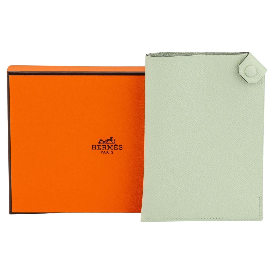 Hermes Vert Criquet Epsom Leather Passport Holder with Box: Hermes Vert Criquet Epsom Leather Passport Holder with Box Elevate your travel essentials with this exquisite Hermes passport holder, crafted from luxurious vert criquet Epsom leather. Designed for fu