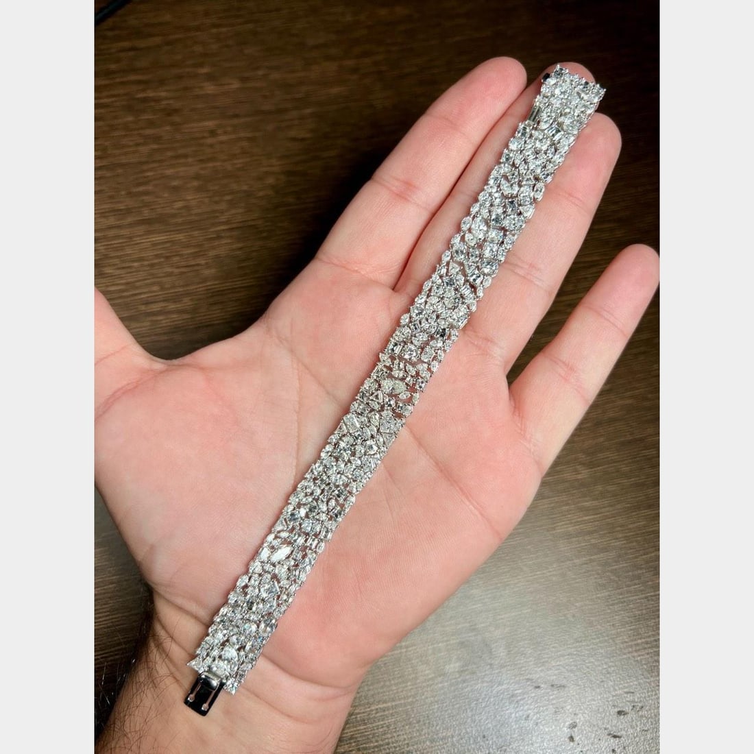 Stunning Platinum Diamond Bracelet 27.29 Ct 305 Diamonds E-H VVS1-SI1: Stunning Platinum Diamond Bracelet 27.29 Ct 305 Diamonds E-H VVS1-SI1 This exquisite bracelet features a stunning array of 305 diamonds totaling 27.29 carats, set in luxurious platinum. The diamonds b