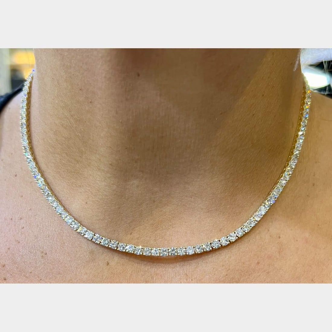 Elegant 14K Yellow Gold 15.25 Ct Diamond Tennis Necklace 130 Stones: Elegant 14K Yellow Gold 15.25 Ct Diamond Tennis Necklace 130 Stones This exquisite 14K yellow gold tennis necklace features a stunning arrangement of 130 diamonds, showcasing a total weight of approxi