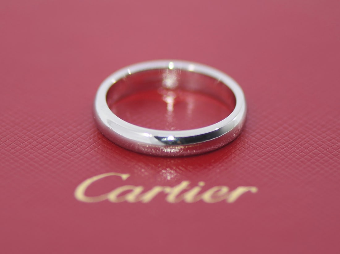 Cartier Platinum Wedding Band Ring 8.5 Authentic: Cartier Platinum Wedding Band Ring 8.5 Authentic Experience timeless elegance with this Cartier Platinum Wedding Band Ring. Crafted with a metal purity of 950, this band is both durable and luxurious.