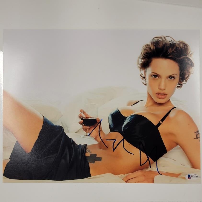 Angelina Jolie 11x14 Signed Photo Autograph Beckett Authenticated: Angelina Jolie 11x14 Signed Photo Autograph Beckett Authenticated This stunning 11x14 photograph features the autograph of Angelina Jolie, adding a personal touch to a remarkable piece of