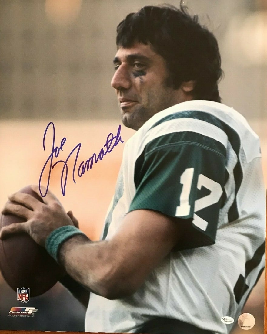 Joe Namath Signed 16x20 Warm Up No Helmet Photo Authenticated: Joe Namath Signed 16x20 Warm Up No Helmet Photo Authenticated This original 16x20 photo features a stunning image of Hall of Famer Joe Namath in a warm-up pose without a helmet. The photograph is auth