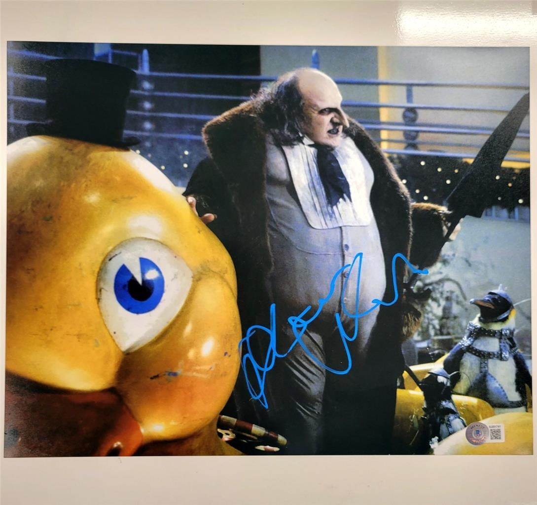 Danny DeVito Signed Batman Returns Penguin Photo 11x14 Beckett Authenticated: Danny DeVito Signed Batman Returns Penguin Photo 11x14 Beckett Authenticated This is an original 11x14 photograph of Danny DeVito as the Penguin from the movie Batman Returns, featuring his authentic