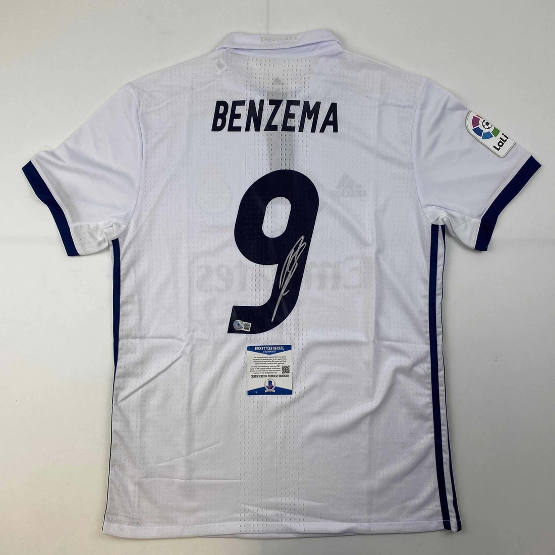 Autographed Karim Benzema 2016-17 Real Madrid Jersey Beckett COA: Autographed Karim Benzema 2016-17 Real Madrid Jersey Beckett COA This autographed white jersey features the name and number of renowned athlete Karim Benzema, celebrating his time with Real Madrid dur
