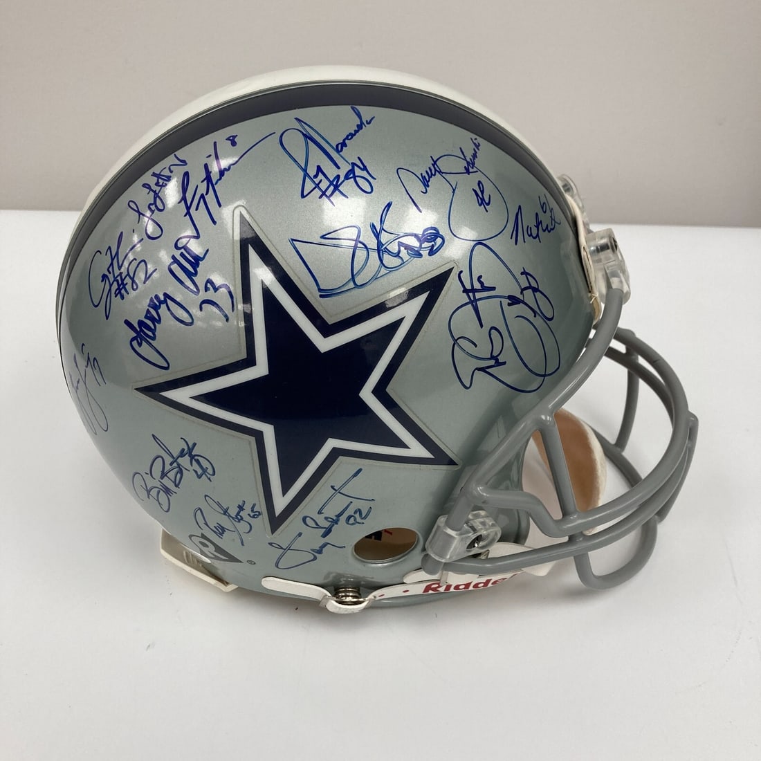 1995 Dallas Cowboys Super Bowl Helmet Signed by 28 Players JSA COA: 1995 Dallas Cowboys Super Bowl Helmet Signed by 28 Players JSA COA Celebrate the legacy of the 1995 Dallas Cowboys Super Bowl XXX Champions with this authentic full-size Pro Line Riddell helmet, signe