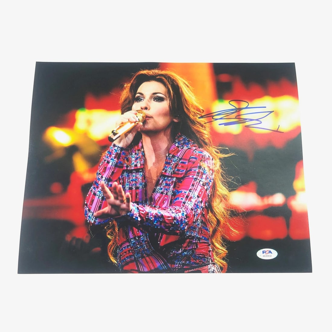 Shania Twain Signed 11x14 Photo Authenticated by PSA/DNA: Shania Twain Signed 11x14 Photo Authenticated by PSA/DNA This professionally printed 11x14 photograph features the signature of the renowned singer Shania Twain, providing a perfect addition to any fa