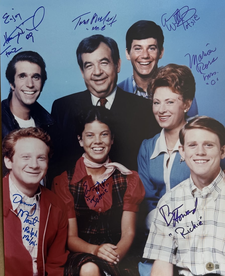 Happy Days Cast Signed 16x20 Photo Beckett Authenticated 10: Happy Days Cast Signed 16x20 Photo Beckett Authenticated 10 Celebrate a piece of television history with this rare 16x20 full-color cast photograph from the beloved 1970s sitcom Happy Days, hand-signe