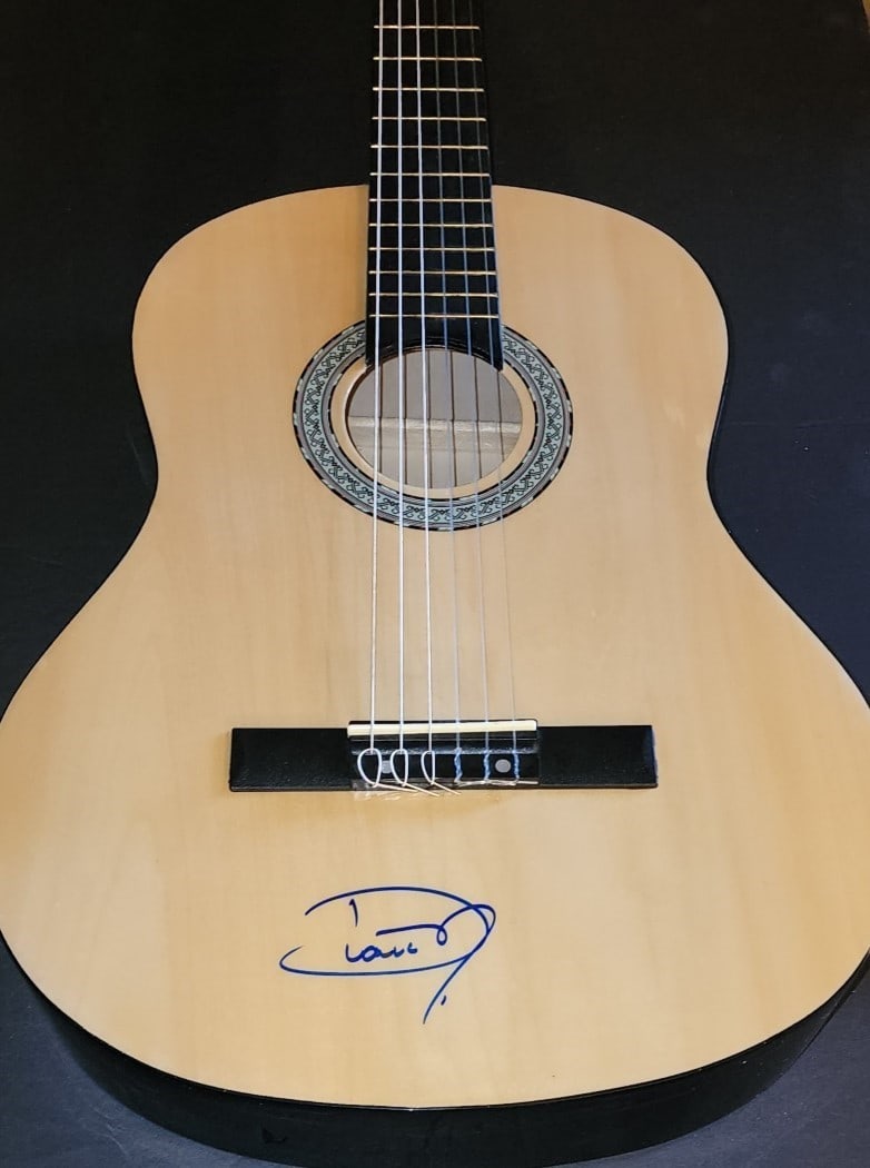 Dionne Warwick Signed Acoustic Guitar JSA Authenticated: Dionne Warwick Signed Acoustic Guitar JSA Authenticated This is an original acoustic guitar autographed by the legendary Dionne Warwick, featuring her signature in recognition of her iconic song "That