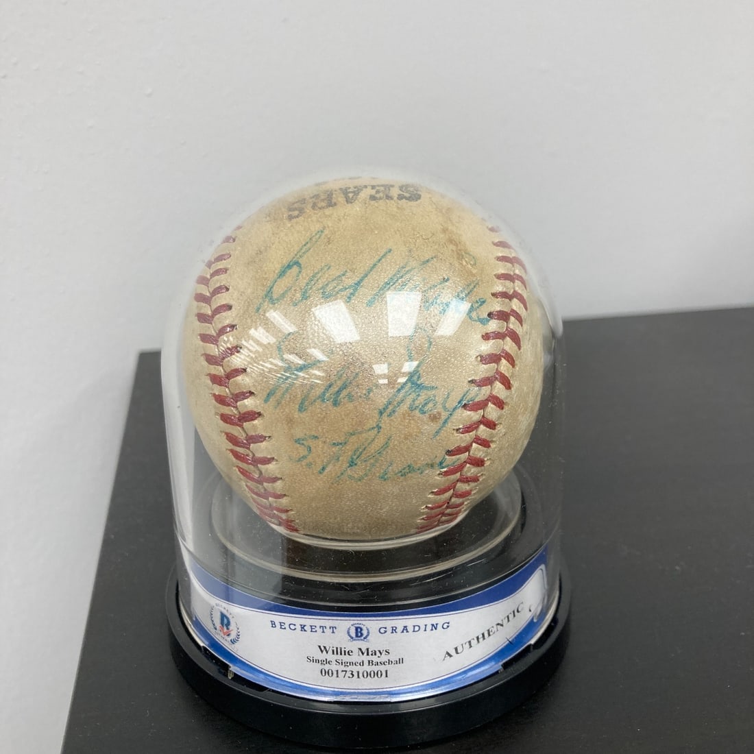 Willie Mays Signed Vintage Baseball S.F. Giants Beckett Certified RARE: Willie Mays Signed Vintage Baseball S.F. Giants Beckett Certified RARE This is a rare vintage baseball signed by the legendary Willie Mays, a key player for the San Francisco Giants. Inscribed with "S