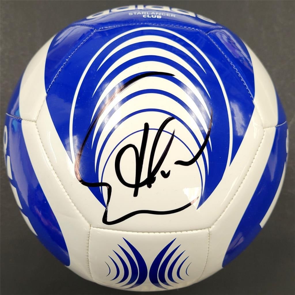 Thiago Silva Signed Chelsea Soccer Ball Size 5 Beckett Authenticated: Thiago Silva Signed Chelsea Soccer Ball Size 5 Beckett Authenticated This is an original signed soccer ball featuring the autograph of Thiago Silva, the renowned player from Chelsea FC. The ball is a