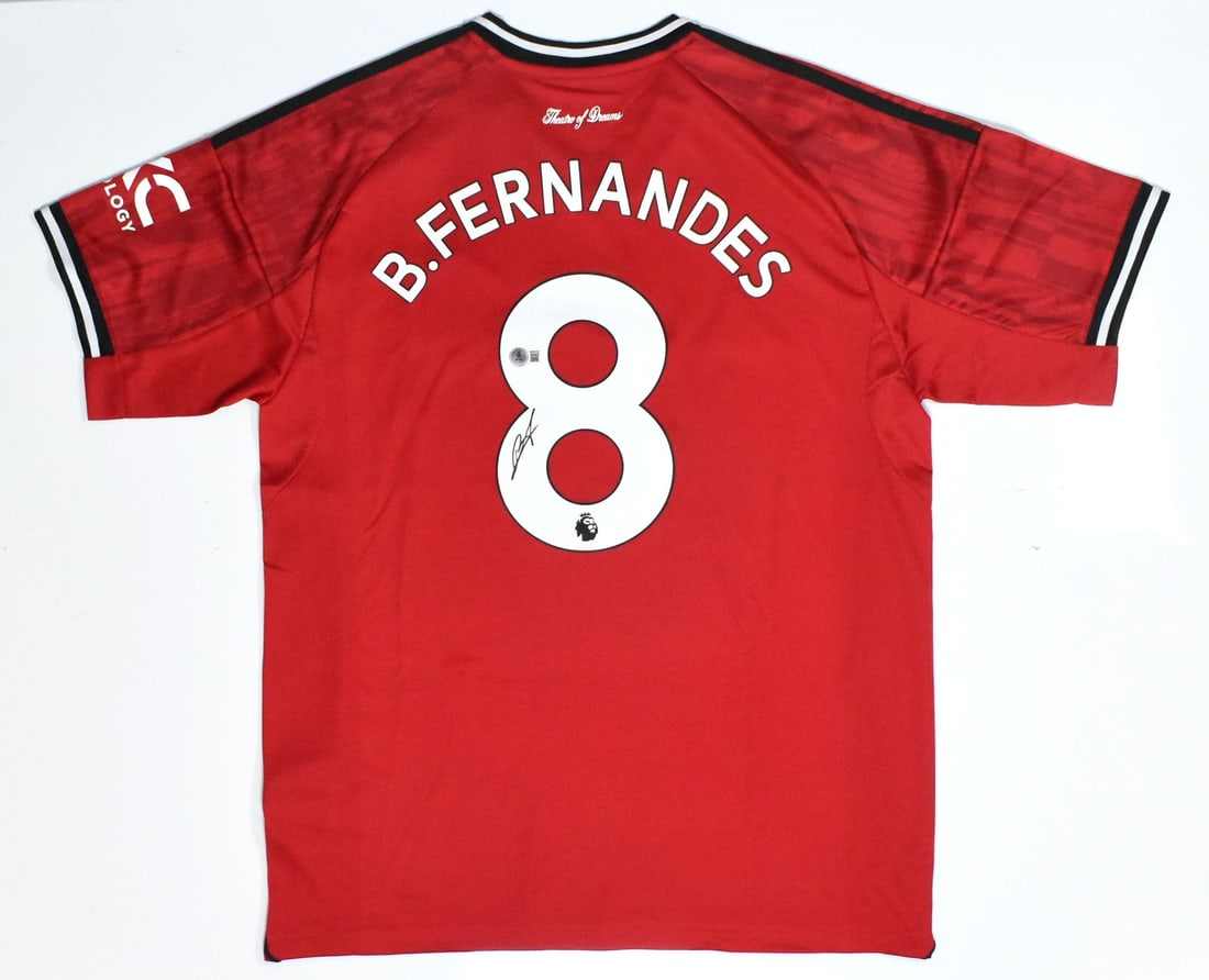 Manchester United Bruno Fernandes Autographed Home Jersey Number 8 Beckett Hologram: Manchester United Bruno Fernandes Autographed Home Jersey Number 8 Beckett Hologram This is a pre-owned Manchester United home soccer jersey, featuring Bruno Fernandes' name and number 8. The jersey