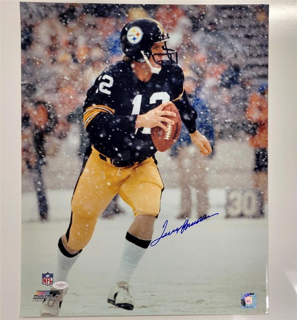 Terry Bradshaw Signed Pittsburgh Steelers 16x20 Photo JSA Authenticated: Terry Bradshaw Signed Pittsburgh Steelers 16x20 Photo JSA Authenticated Celebrate the legacy of football with this authentic Terry Bradshaw signed 16x20 photo. This remarkable piece of memorabilia fea