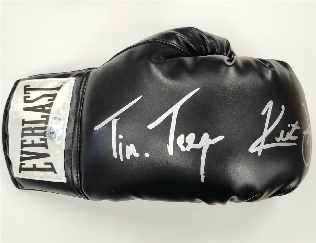 Everlast Boxing Glove Dual Signed by Tim Tszyu and Keith Thurman Beckett Authenticated: Everlast Boxing Glove Dual Signed by Tim Tszyu and Keith Thurman Beckett Authenticated This Everlast boxing glove features authentic signatures from Tim Tszyu and Keith Thurman. The glove has been cer