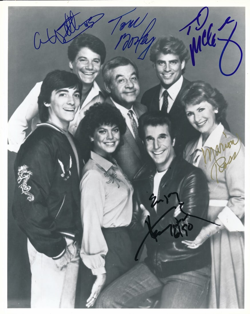 Happy Days Cast Signed 8x10 Black and White Photo with Five Signatures Beckett LOA: Happy Days Cast Signed 8x10 Black and White Photo with Five Signatures Beckett LOA Celebrate the iconic television series 'Happy Days' with this exclusive multi-autographed 8x10 black-and-white photo