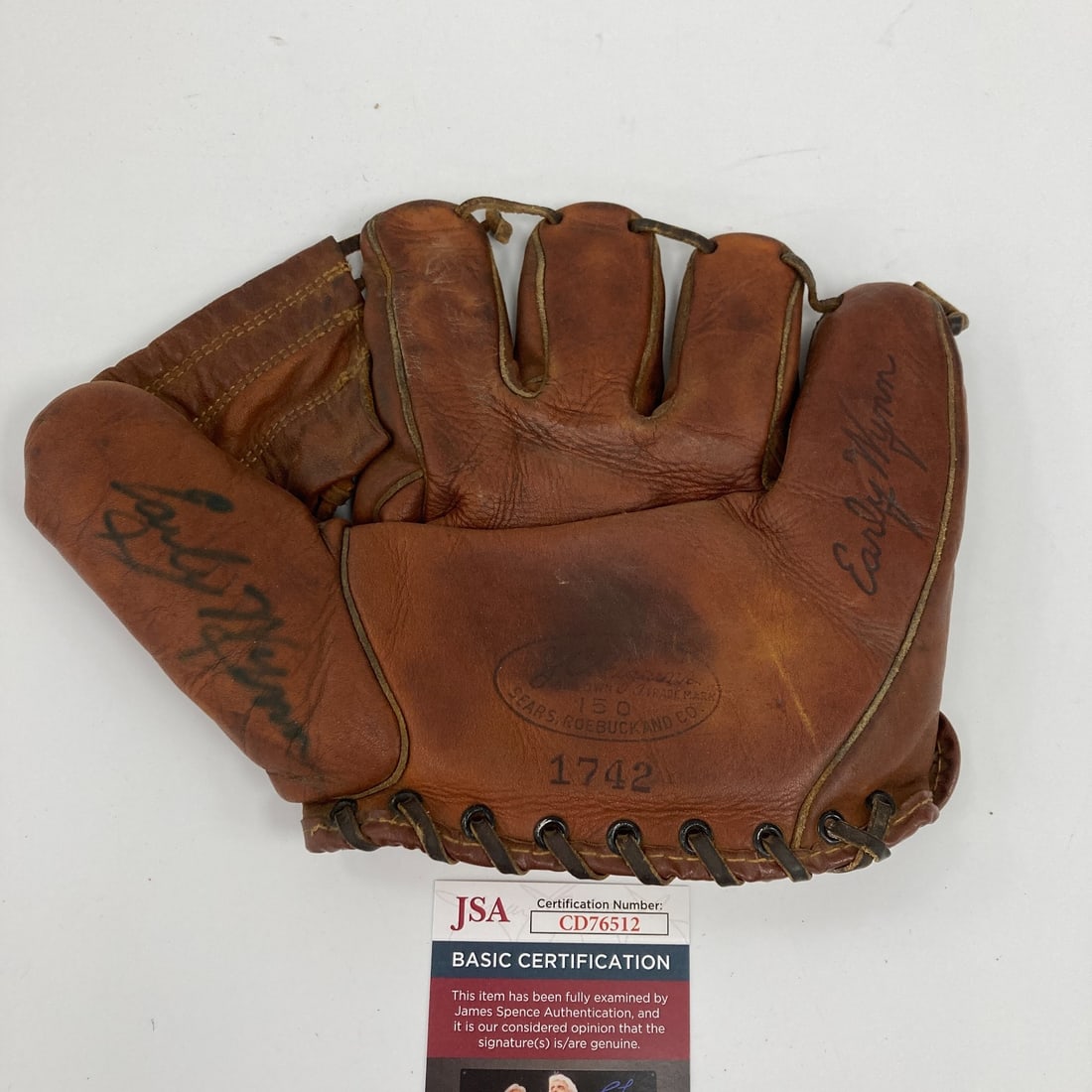 Early Wynn Signed 1940s Vintage Baseball Glove with JSA COA: Early Wynn Signed 1940s Vintage Baseball Glove with JSA COA This vintage 1940's game model baseball glove, signed by baseball legend Early Wynn, is a remarkable piece for collectors and fans alike.
