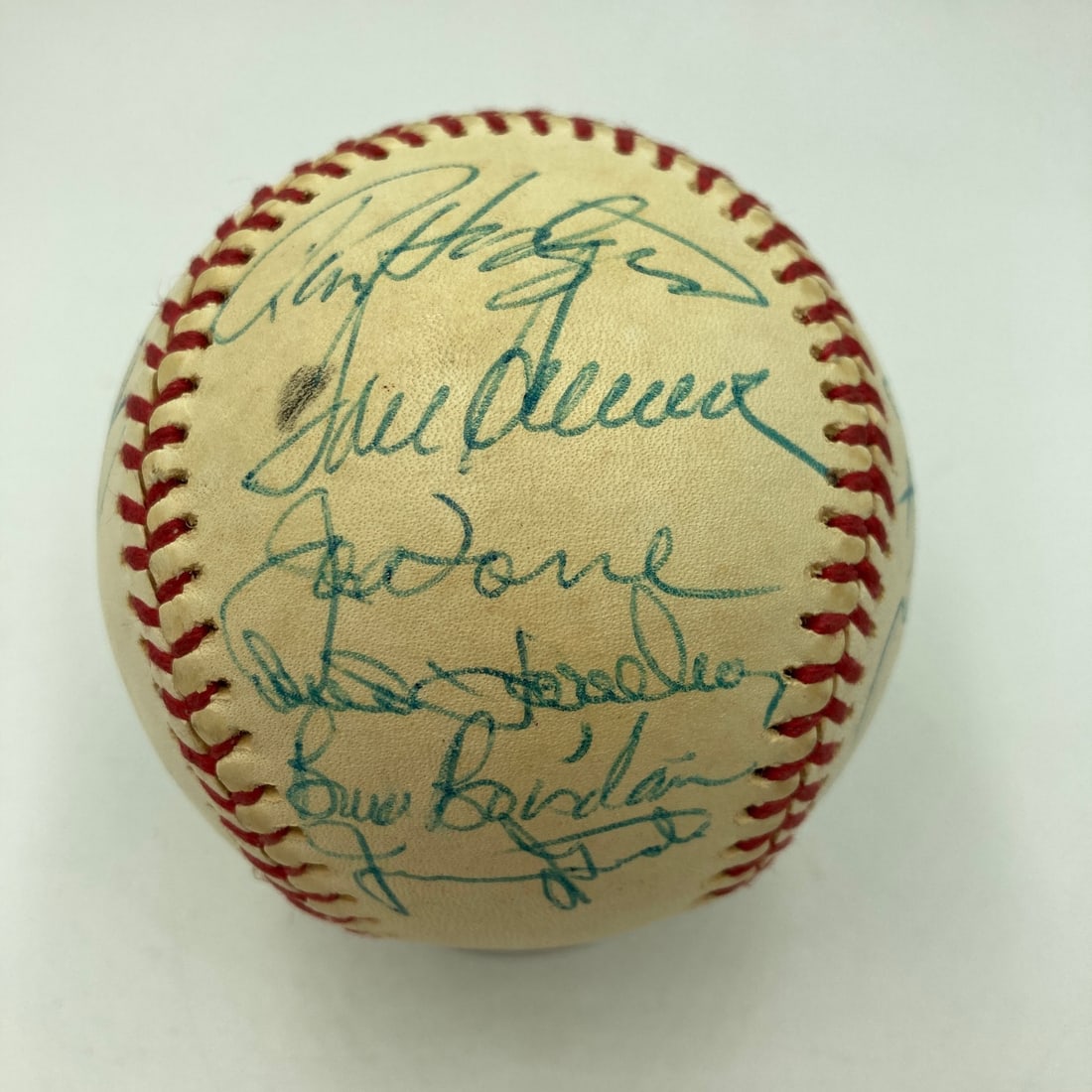 New York Mets 1976 National League Ball Signed by Team Tom Seaver Beckett COA: New York Mets 1976 National League Ball Signed by Team Tom Seaver Beckett COA This is an original 1976 National League baseball team-signed by the New York Mets, including Tom Seaver. The ball comes w