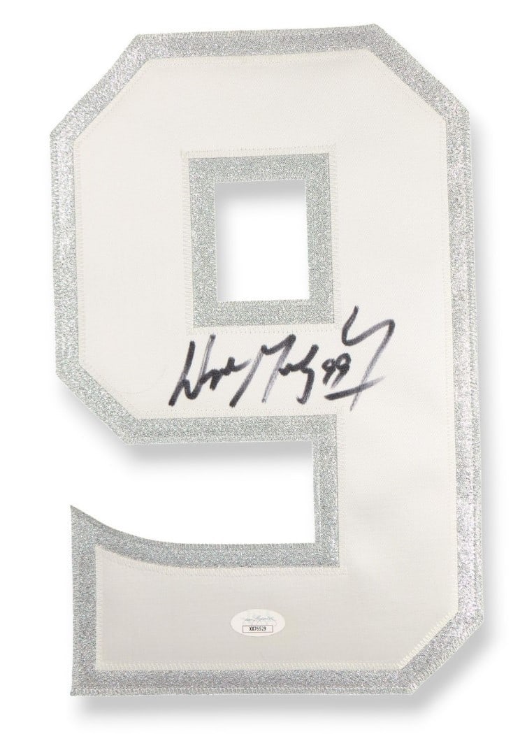 Wayne Gretzky Autographed Kings #9 Patch JSA Authenticated: Wayne Gretzky Autographed Kings #9 Patch JSA Authenticated This item is a pre-owned jersey number patch autographed by Wayne Gretzky, legendary hockey player for the Los Angeles Kings. The patch featu