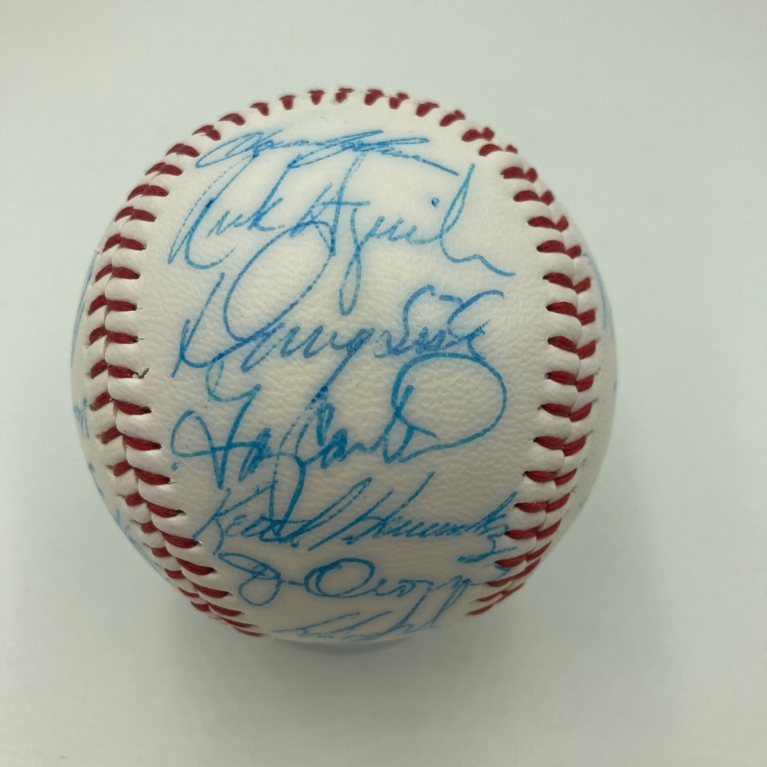 1986 New York Mets Team Signed Baseball with JSA COA: 1986 New York Mets Team Signed Baseball with JSA COA Celebrate the legacy of the 1986 New York Mets with this vintage team-signed baseball, commemorating their World Series Championship. This authenti