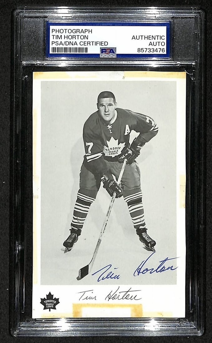 Tim Horton Signed Team Hockey Postcard 1960s PSA DNA Authenticated: Tim Horton Signed Team Hockey Postcard 1960s PSA DNA Authenticated This is an original 5.5 x 3.5-inch team-issued postcard from the 1960s, signed by Hockey Hall of Famer Tim Horton. The autograph has