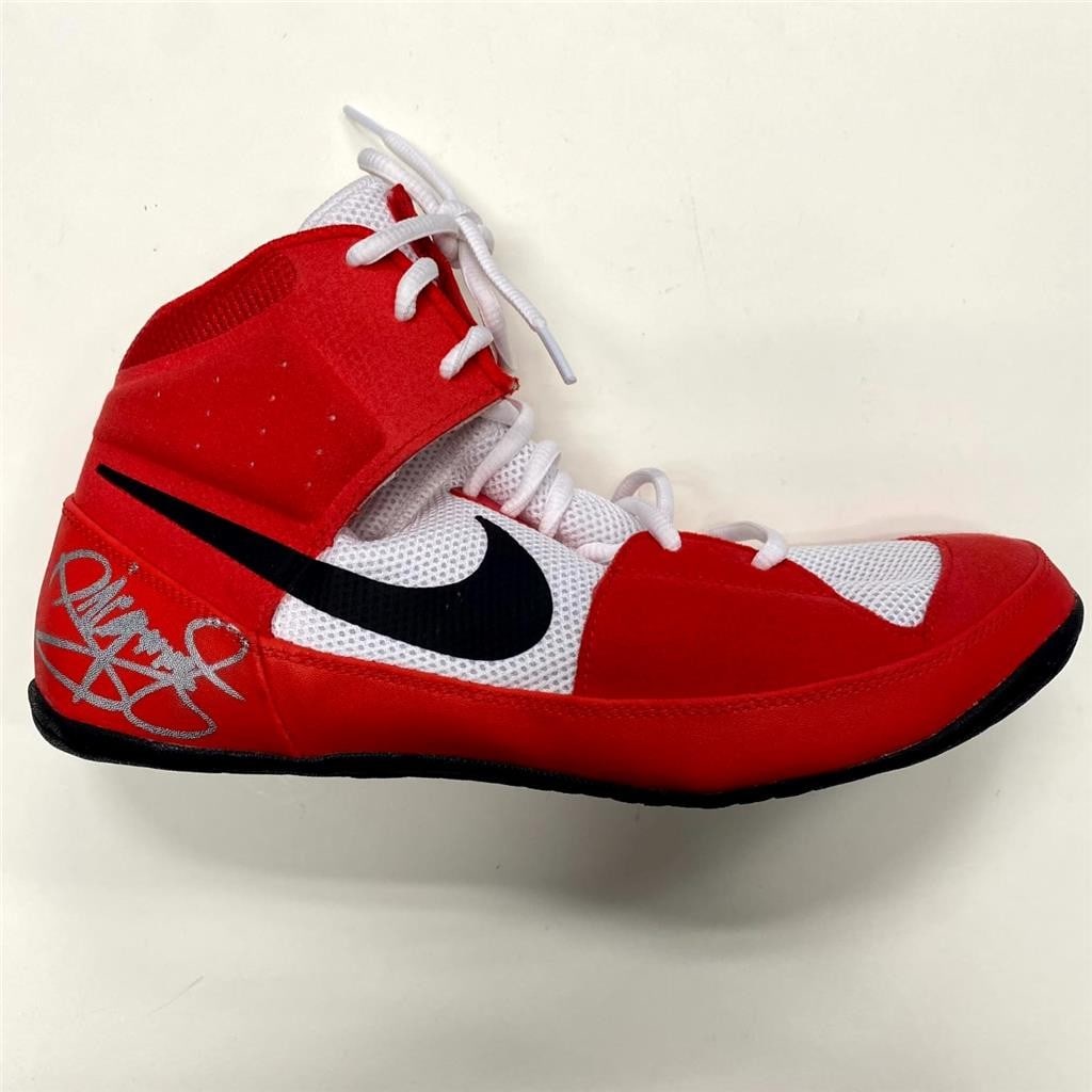 Manny Pacquiao Signed Nike Boxing Training Shoe with JSA Authentication: Manny Pacquiao Signed Nike Boxing Training Shoe with JSA Authentication Own a piece of boxing history with this authentic signed Nike boxing training shoe by Manny Pacquiao. This pre-owned shoe featur