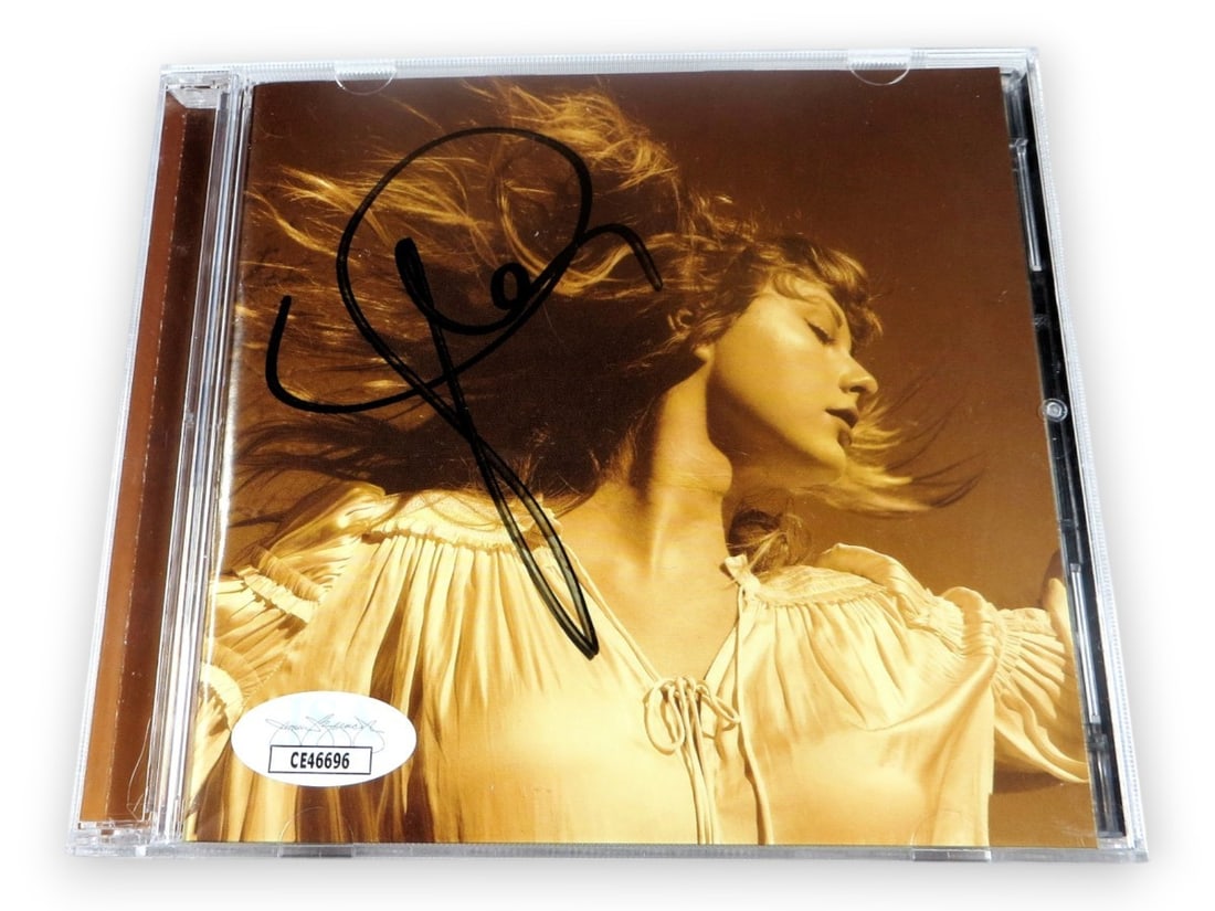 Taylor Swift Fearless Signed CD Insert JSA Authenticated: Taylor Swift Fearless Signed CD Insert JSA Authenticated This is an original CD insert from Taylor Swift's "Fearless (Taylor's Version)" album, autographed by the artist herself. The item includes the