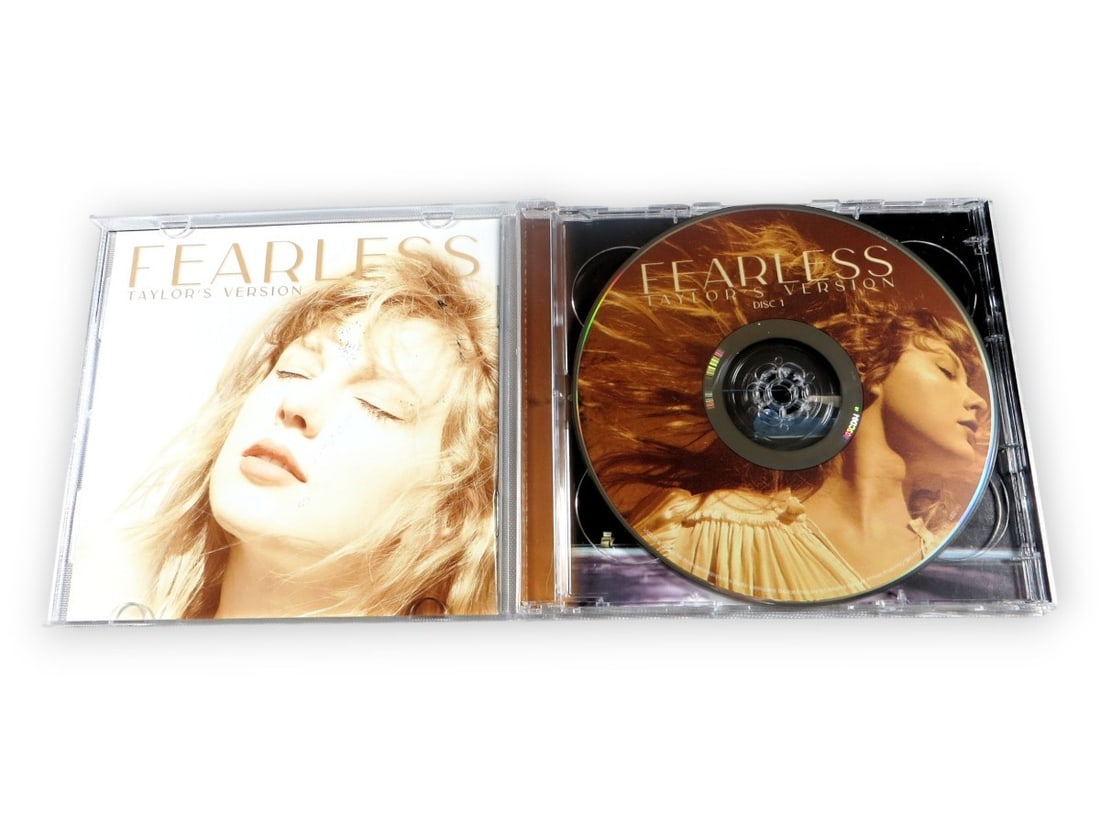 Taylor Swift Fearless Signed CD Insert JSA Authenticated - 2