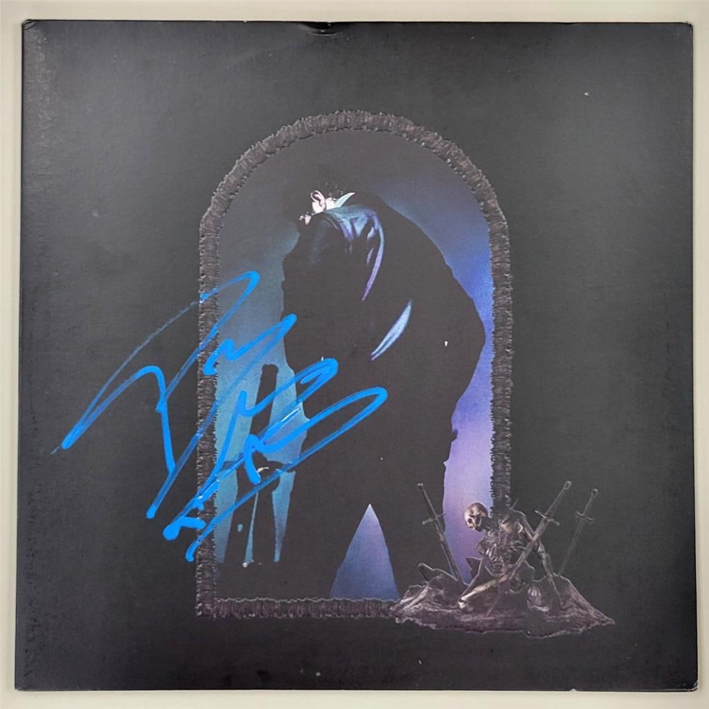 Hollywood's Bleeding vinyl cover signed by Post Malone with Beckett authentication: Hollywood's Bleeding vinyl cover signed by Post Malone with Beckett authentication This is an original vinyl album cover for "Hollywood's Bleeding" signed by Post Malone. The autograph has been authen