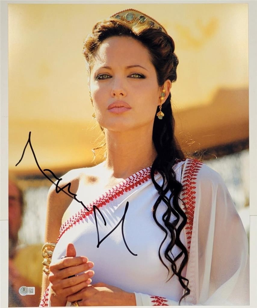 Angelina Jolie Signed 16x20 Olympias Photo Autographed Beckett: Angelina Jolie Signed 16x20 Olympias Photo Autographed Beckett This is an authentic 16x20 photograph featuring Angelina Jolie, signed during her portrayal in the movie 'Olympias'. The autograph has be