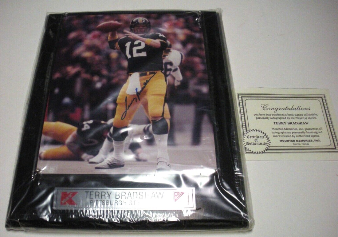 Framed 8x10 Photo Signed by Terry Bradshaw with COA: Framed 8x10 Photo Signed by Terry Bradshaw with COA This is an original signed and framed 8x10 photo of Terry Bradshaw from the Pittsburgh football team. The photo is authenticated by Mounted Memories
