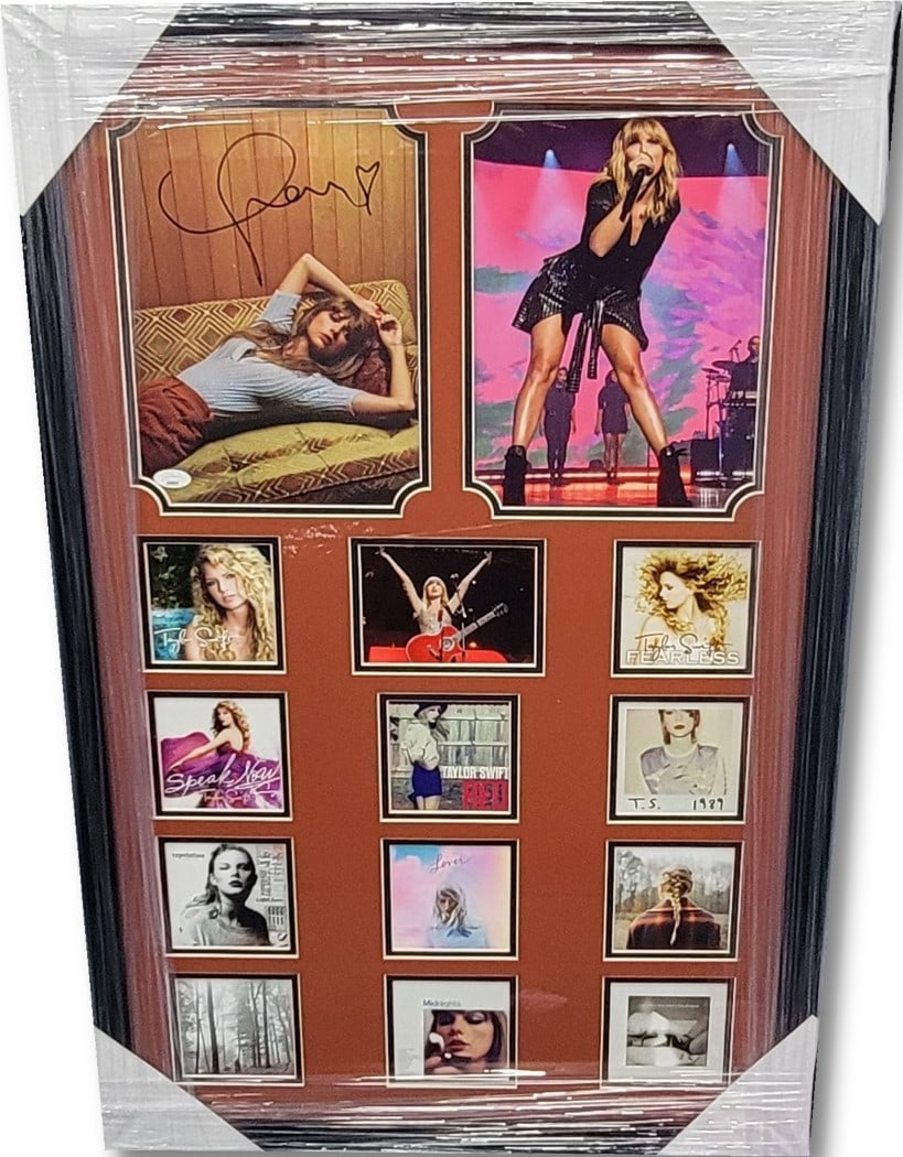Taylor Swift Autographed 8x10 Photo Shake It Off JSA Authenticated Framed: Taylor Swift Autographed 8x10 Photo Shake It Off JSA Authenticated Framed This is a stunning 8x10 photograph of Taylor Swift, featuring her signature, and is beautifully framed. The photograph is auth