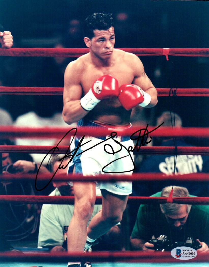 Arturi Gatti Autographed 8X10 Photo Boxing Action Beckett Authenticated: Arturi Gatti Autographed 8X10 Photo Boxing Action Beckett Authenticated Capture a piece of boxing history with this authentic 8X10 photo of Arturi Gatti, showcasing him in action in the ring. This rem