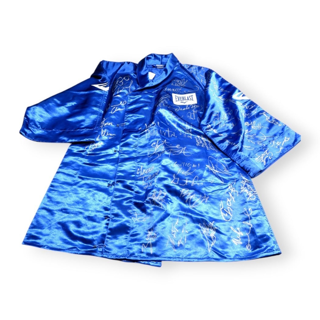 Boxing Greats Autographed Robe 51 Sigs Beckett Authenticated: Boxing Greats Autographed Robe 51 Sigs Beckett Authenticated Celebrate the legacy of boxing with this multi-signed autographed robe featuring a remarkable collection of 51 signatures from boxing legen
