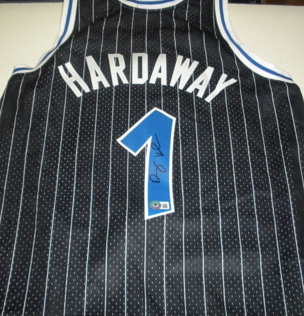Penny Hardaway Signed Mitchell & Ness Jersey with COA: Penny Hardaway Signed Mitchell & Ness Jersey with COA This officially licensed Mitchell & Ness jersey, signed by NBA star Penny Hardaway, is a must-have for any basketball fan or collector. The jersey