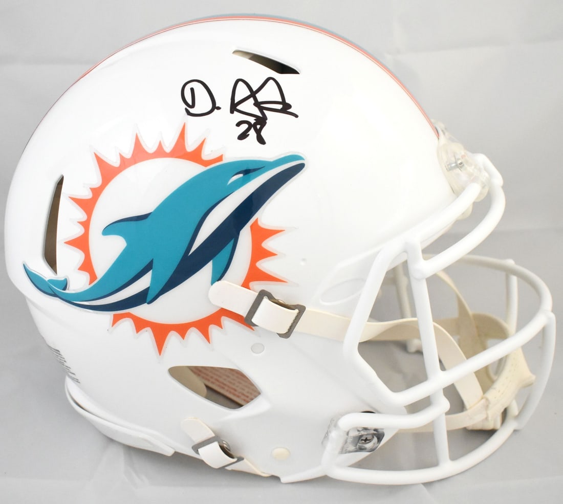 Miami Dolphins Speed Authentic Helmet Autographed by De'Von Achane Beckett Holo: Miami Dolphins Speed Authentic Helmet Autographed by De'Von Achane Beckett Holo This is a pre-owned Miami Dolphins full-size Speed Authentic helmet signed by De'Von Achane. The helmet is an original p