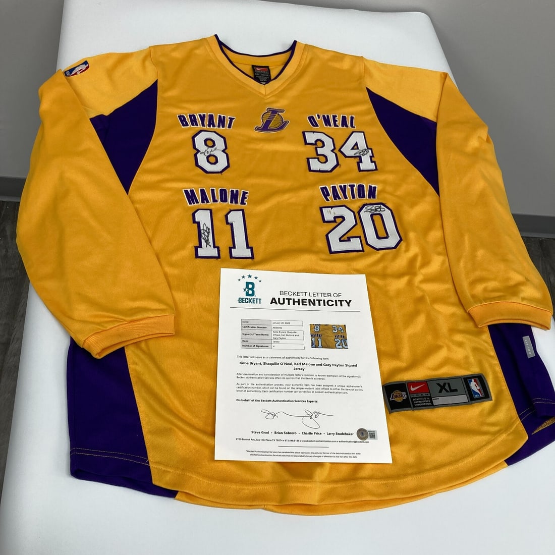 Multi-Signed Lakers Warm-Up Jacket by Kobe Bryant Shaquille O'Neal Karl Malone PSA Beckett LOA: Multi-Signed Lakers Warm-Up Jacket by Kobe Bryant Shaquille O'Neal Karl Malone PSA Beckett LOA Celebrate the legacy of the Los Angeles Lakers with this multi-signed commemorative warm-up jacket, featu