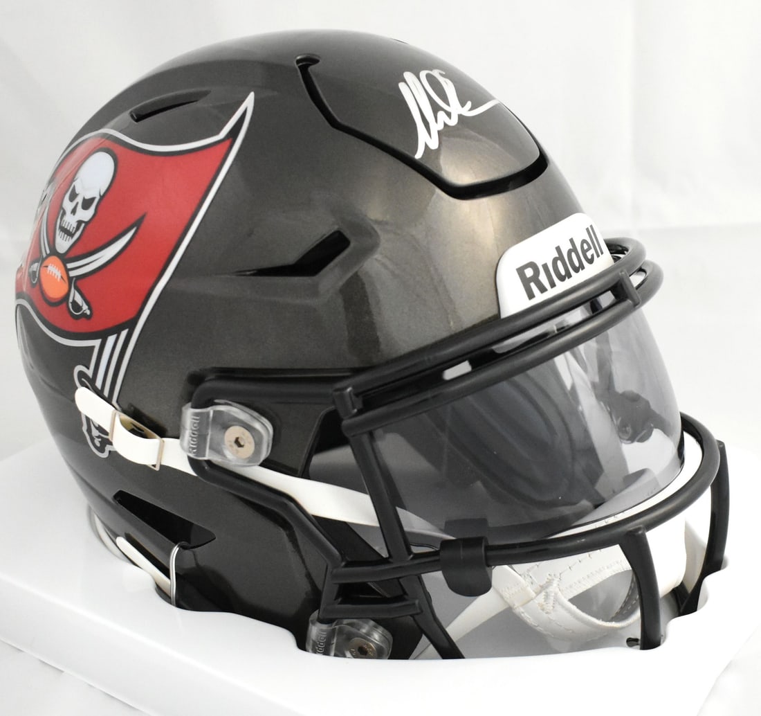 Tampa Bay Buccaneers SpeedFlex Helmet Autographed by Mike Evans Beckett Hologram: Tampa Bay Buccaneers SpeedFlex Helmet Autographed by Mike Evans Beckett Hologram This is a pre-owned Tampa Bay Buccaneers mid-size SpeedFlex helmet that has been signed by Mike Evans. The helmet is an