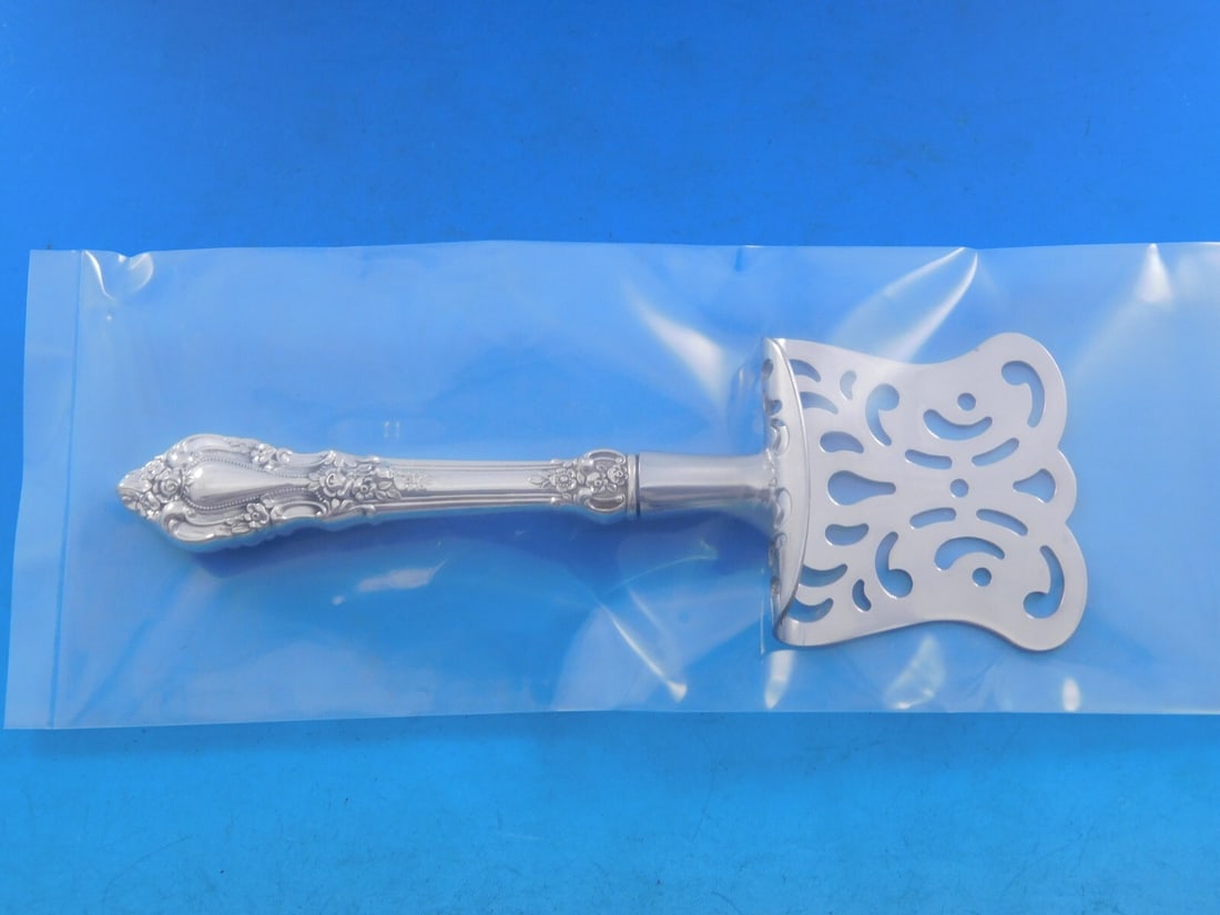 Lunt Eloquence Sterling Silver Petit Four Server 6 1/4" Custom Design: Lunt Eloquence Sterling Silver Petit Four Server 6 1/4" Custom Design Presenting the Eloquence Petit Four Server by Lunt, a beautifully crafted 6 1/4" serving piece made from sterling silver. This cus