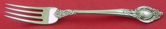 Reed and Barton Cameo Sterling Silver Fork 7.5 Vintage Flatware: Reed and Barton Cameo Sterling Silver Fork 7.5 Vintage Flatware This vintage fork from Reed and Barton features the elegant Cameo pattern and is crafted from high-quality sterling silver. Measuring 7