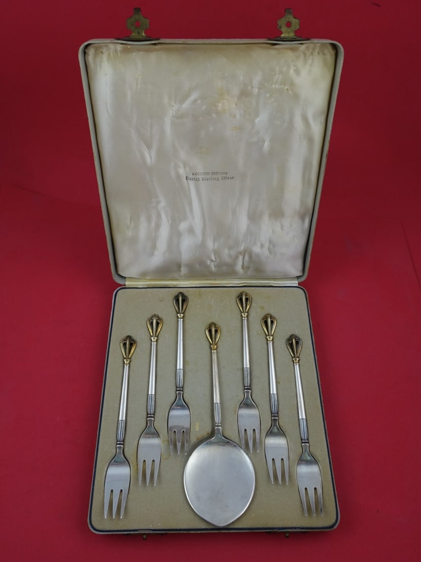 W&S Sorensen Golden Crown 7pc Sterling Silver Oyster Set in Box: W&S Sorensen Golden Crown 7pc Sterling Silver Oyster Set in Box Explore the elegance of the Golden Crown Oyster Set by W&S Sorensen, a stunning 7-piece collection crafted from Danish sterling silver.