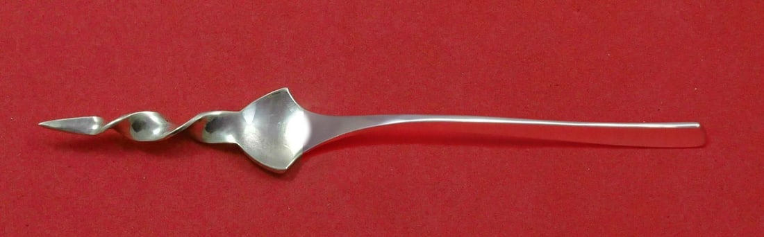 International Sterling Silver Vision Butter Pick 5 3/4" Twisted Design: International Sterling Silver Vision Butter Pick 5 3/4" Twisted Design This exquisite butter pick is crafted from sterling silver and features a twisted design, measuring 5 3/4" in length. It is part