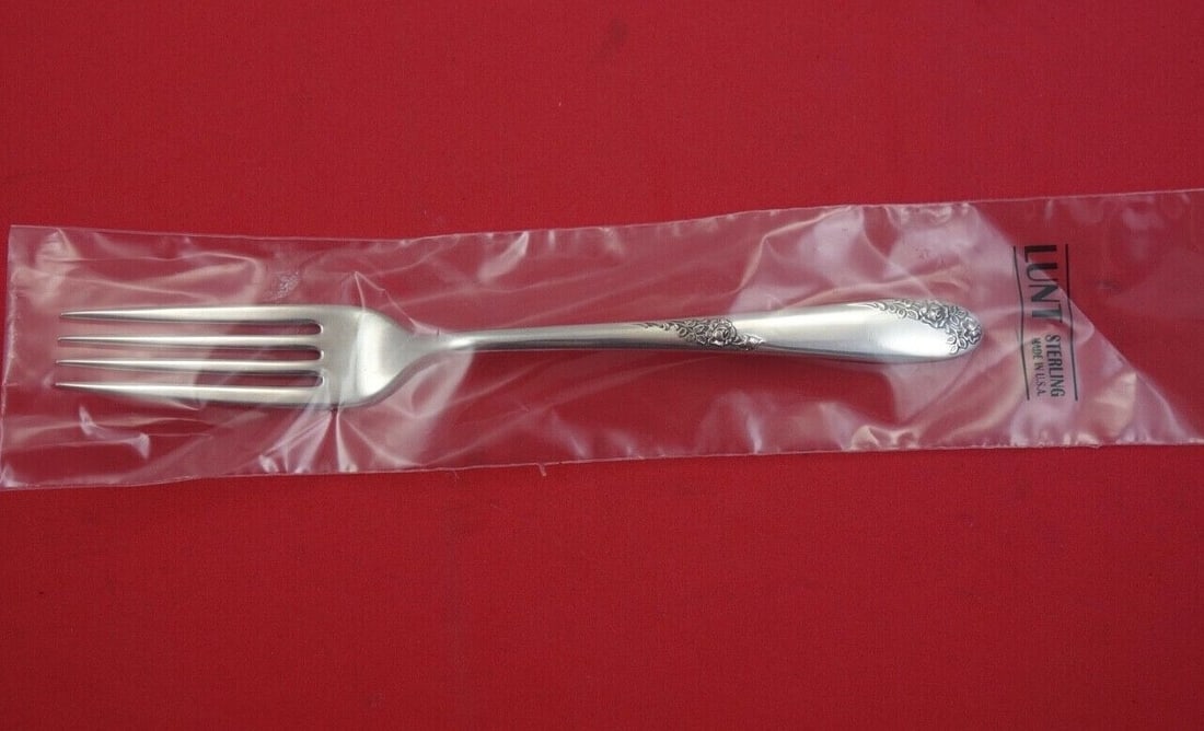 Lunt Sweetheart Rose Sterling Silver Fork Factory Sealed 7 1/4": Lunt Sweetheart Rose Sterling Silver Fork Factory Sealed 7 1/4" Presenting the Sweetheart Rose Regular Fork by Lunt, crafted from high-quality sterling silver. This exquisite fork features the elegant