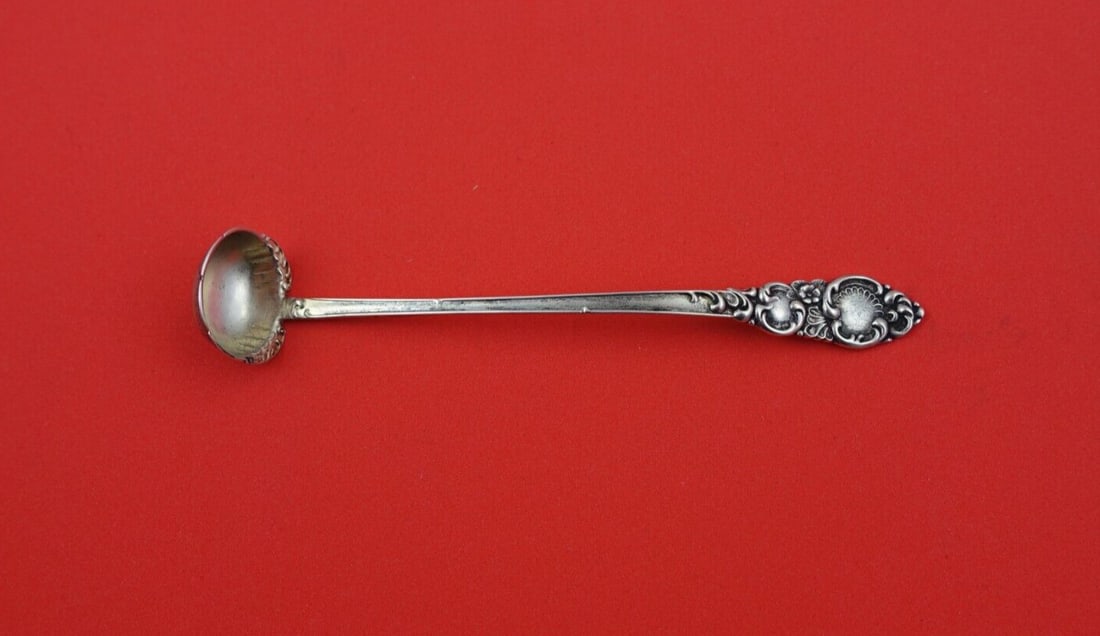 Towle Navarre Sterling Silver Mustard Ladle Fluted Bowl 5": Towle Navarre Sterling Silver Mustard Ladle Fluted Bowl 5" This exquisite mustard ladle from the Navarre pattern by Towle is crafted from high-quality sterling silver, showcasing a beautifully fluted