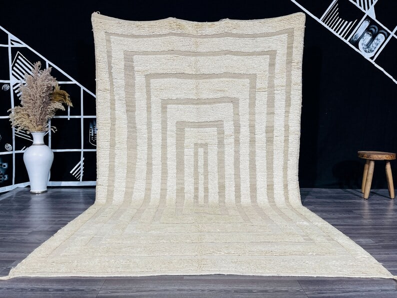 Handwoven White Berber Rug with Engraved Design 100% Wool Morocco: Handwoven White Berber Rug with Engraved Design 100% Wool Morocco Discover the beauty of this authentic White Berber Rug featuring a unique engraved pattern. Handwoven by skilled Berber women in the A
