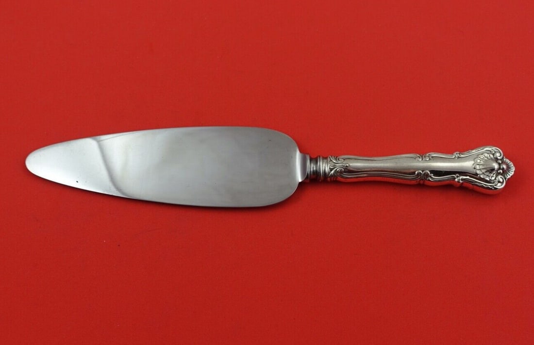 Durgin New Queens Sterling Silver Cake Server 9.5 Inch: Durgin New Queens Sterling Silver Cake Server 9.5 Inch This exquisite cake server features the elegant New Queens pattern by Durgin, crafted from high-quality sterling silver. The server boasts a holl