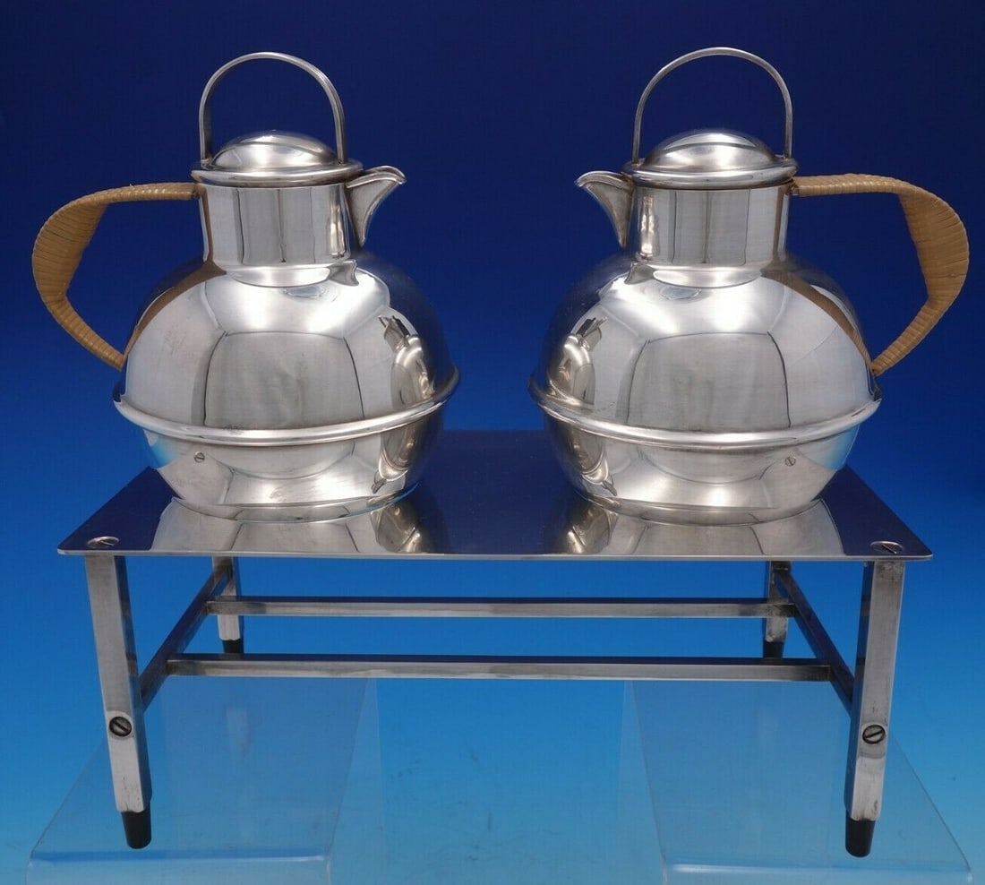 International Silver Number 673 Mid-Century 3 Piece Teapot Set with Stand: International Silver Number 673 Mid-Century 3 Piece Teapot Set with Stand Elevate your tea time with this exquisite Mid-Century Modern 3-piece teapot set from International Silver. The set, featuring