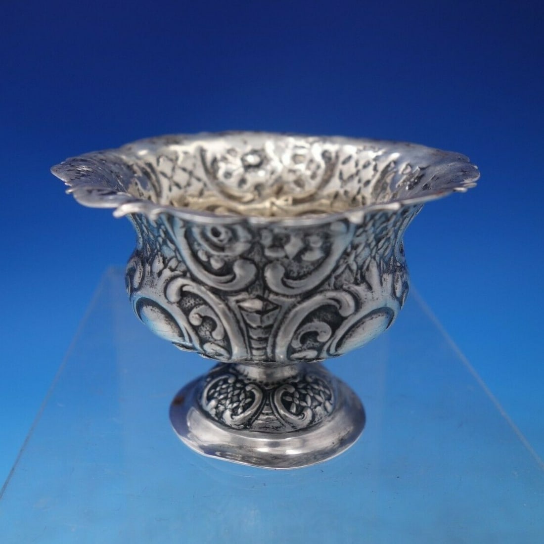 Elegant German Sterling Silver Salt Dip Master with Floral Design: Elegant German Sterling Silver Salt Dip Master with Floral Design This exquisite German sterling silver salt dip master features an elegant design with cast flowers and a lattice pattern. It stands 2