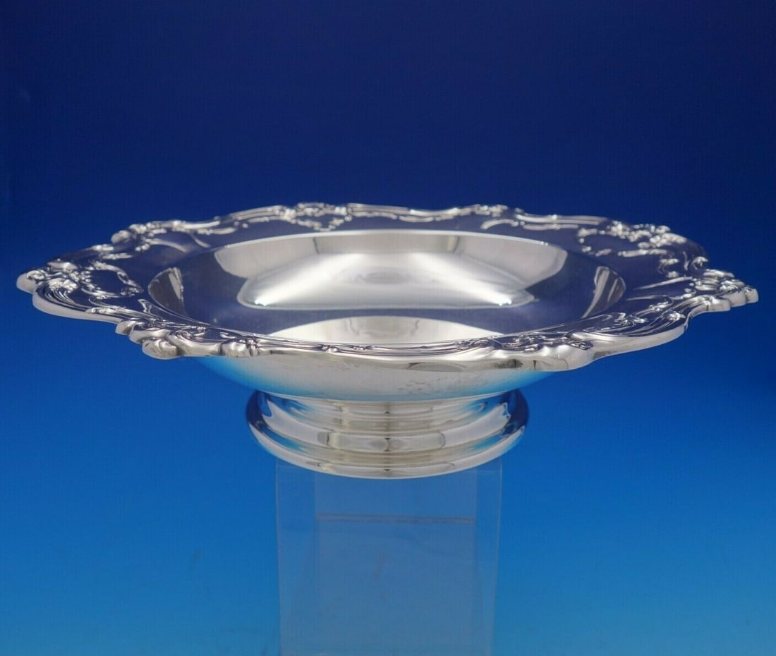 Gorham Chantilly Sterling Silver Centerpiece Bowl 3 x 12.5: Gorham Chantilly Sterling Silver Centerpiece Bowl 3 x 12.5 This exquisite centerpiece bowl from the Chantilly pattern by Gorham is crafted from high-quality sterling silver. With a generous size of 3"